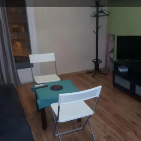 2 Bedroom Heart Of Center Apartment *
